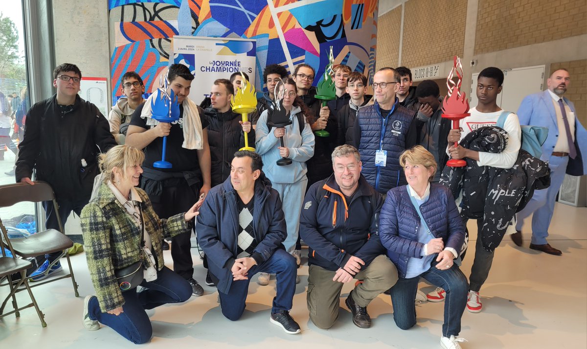 NicoleChedotal's tweet photo. 4 classes des Hauts-de-Seine ont participé à cet évènement #SOP2024 : le lycée Maupassant de Colombes, l’EREA Martin Luther King et un CM2 d’Asnières, ainsi qu’un CM2 de Puteaux. 
🔥 Les élèves de l'EREA ont offert leur chef-d’œuvre   au Recteur d’académie. 
 @f_fulgence https://t.co/TQnp3SiiFR