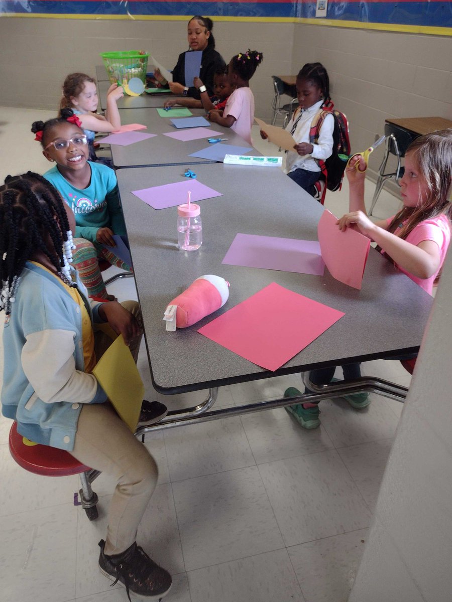 jefcoedcomed's tweet photo. Kindergarten and 1st graders at Clay Elementary made snails in their after school program - so cute! 🐌 @jefcoed https://t.co/tu94BGWom3