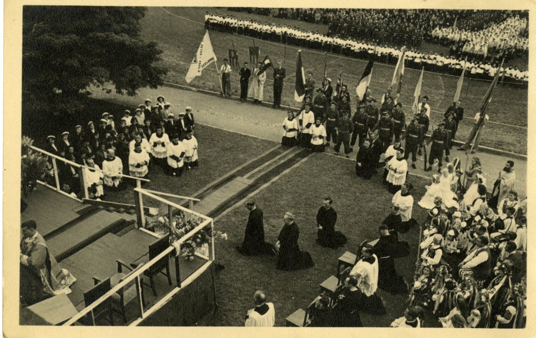 Did you know that in the 1950s, the #Polish & #Ukrainian communities in #Geelong celebrated the Feast of Christ the King together? Visit Kim barne thaliyu / Geelong Heritage Centre’s display, 'Celebrating Together' to learn more: ow.ly/EHPl50R85ks #tbt #ThrowbackThursday