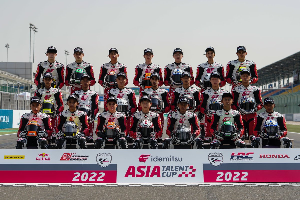 🔙 #ThrowbackThursday Challenge ✍️ How many faces can you recognize from this 2022 Asia Talent Cup group photo? Test your memory and tell us which ones! 🧠 #RoadToMotoGP🏁