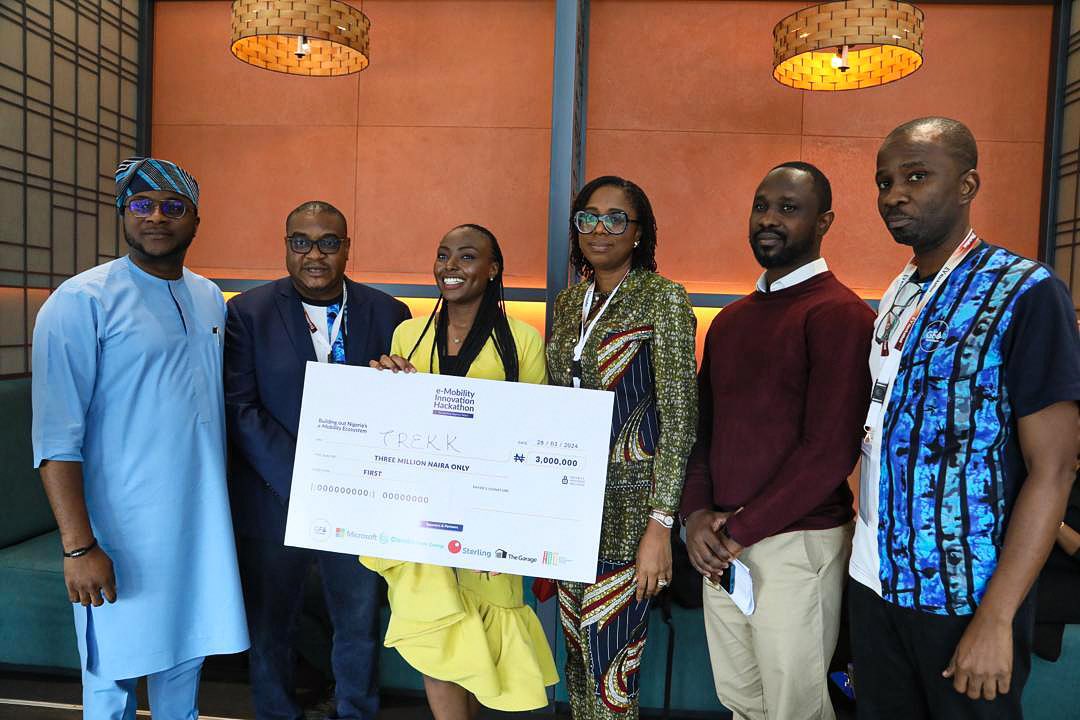 Oando_PLC's tweet photo. The Nigerian e-Mobility Innovation Hackathon led by @GFunded_Africa and Microsoft achieved notable success.

The hackathon provided a platform for startups and entrepreneurs to present innovative solutions to the challenges of sustainable transportation. 

Trekk Scooters, led by Esther Ehindero, claimed the top spot, with Helgg, by Johnson Jaiyeola, securing second place, and Celloop, co-founded by Louade Alonse, coming in at third place.

Congratulations to the winners and well done to all participants, organizers and stakeholders for their dedication to championing the future of clean and accessible transportation in Nigeria.

#eMobility #groundbreakingideas #Innovation #Startups