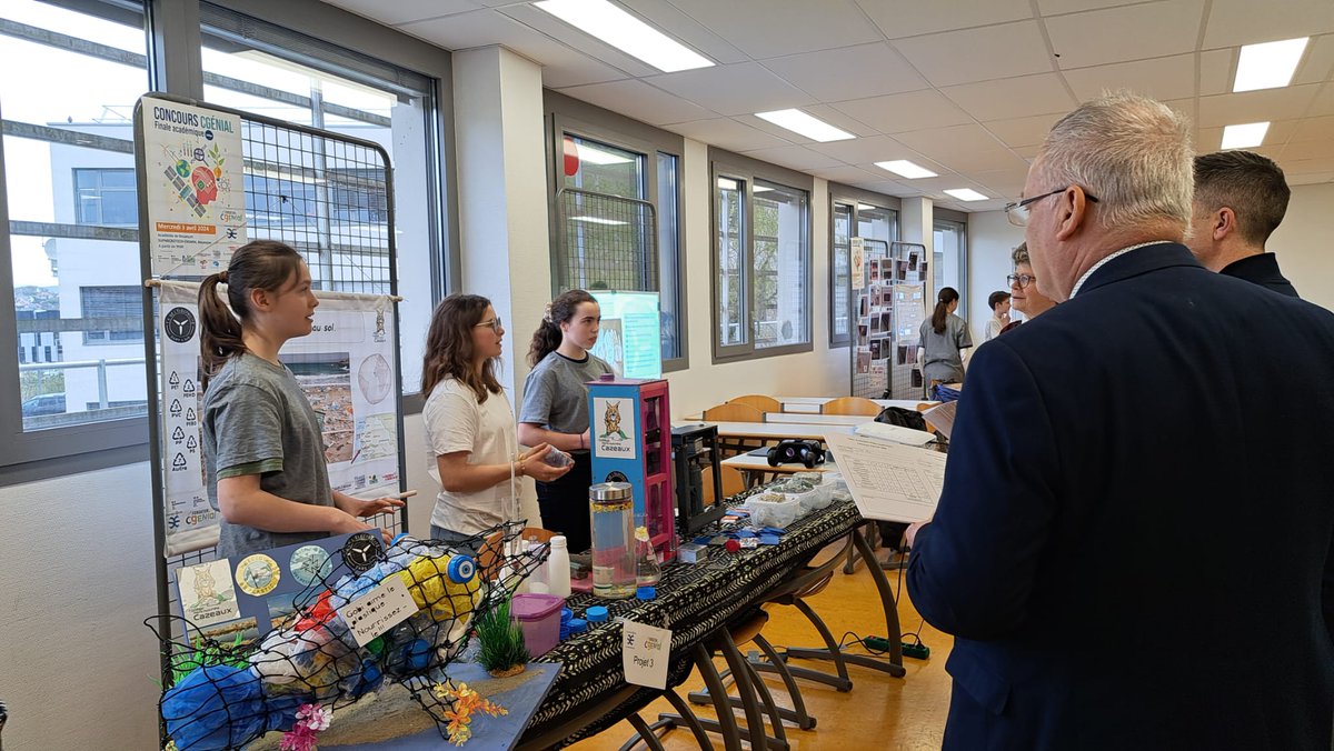 [Finale académique du concours CGénial] Bravo aux élèves et enseignants de l'équipe gagnante pour leur projet scientifique innovant "Il y a du plastique au sol". Ils représenteront l'académie de Besançon lors de la finale nationale 😍