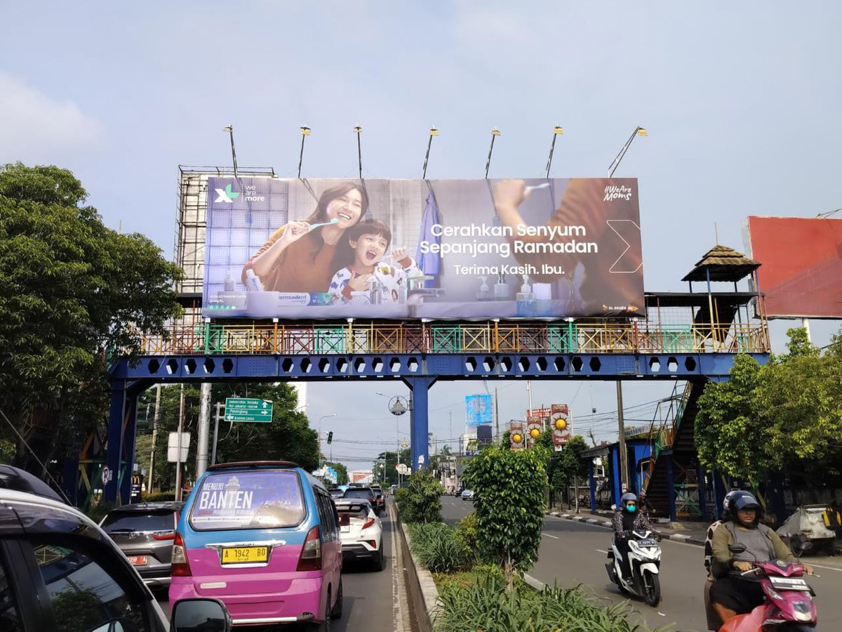 Barusan lewat liat XL Billboard auto kangen dan ingat pengorbanan moms aq saat berjuang merawat dan menjaga anak2 ni,asli kesampaian banget ni pesan nya #WeAreMoms senyum anak2 nya adalah kebahagiaan terbaik bagi seorang ibu di dunia ini.