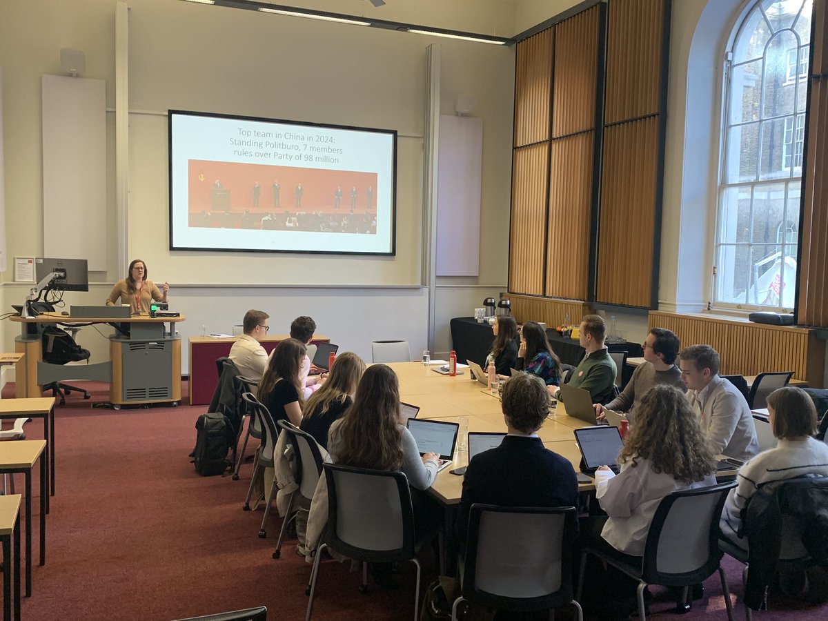Day two of our 🇬🇧 Applied History sessions kicking off @KCL_CGS @warstudies with a lecture from the brilliant Dr Nicola Leveringhaus. Here @CSSC_SSE students explore the place of leadership and history in foreign policy decision-making in China.