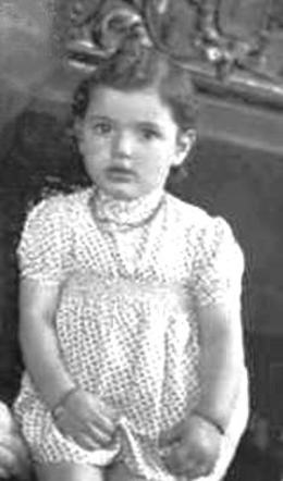 4 April 1939 | Dutch Jewish girl, Eva van Gelder, was born in Hengelo. She was deported to #Auschwitz from #Westerbork in November 1942 and murdered in a gas chamber after arrival selection.