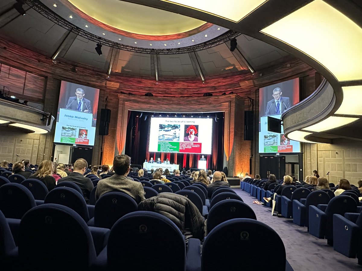 #EADO2024 Admiring the beautiful stage at this skin cancer congress in Versailles! Also enjoying listening to excellent dermatology talks related to melanoma screening.