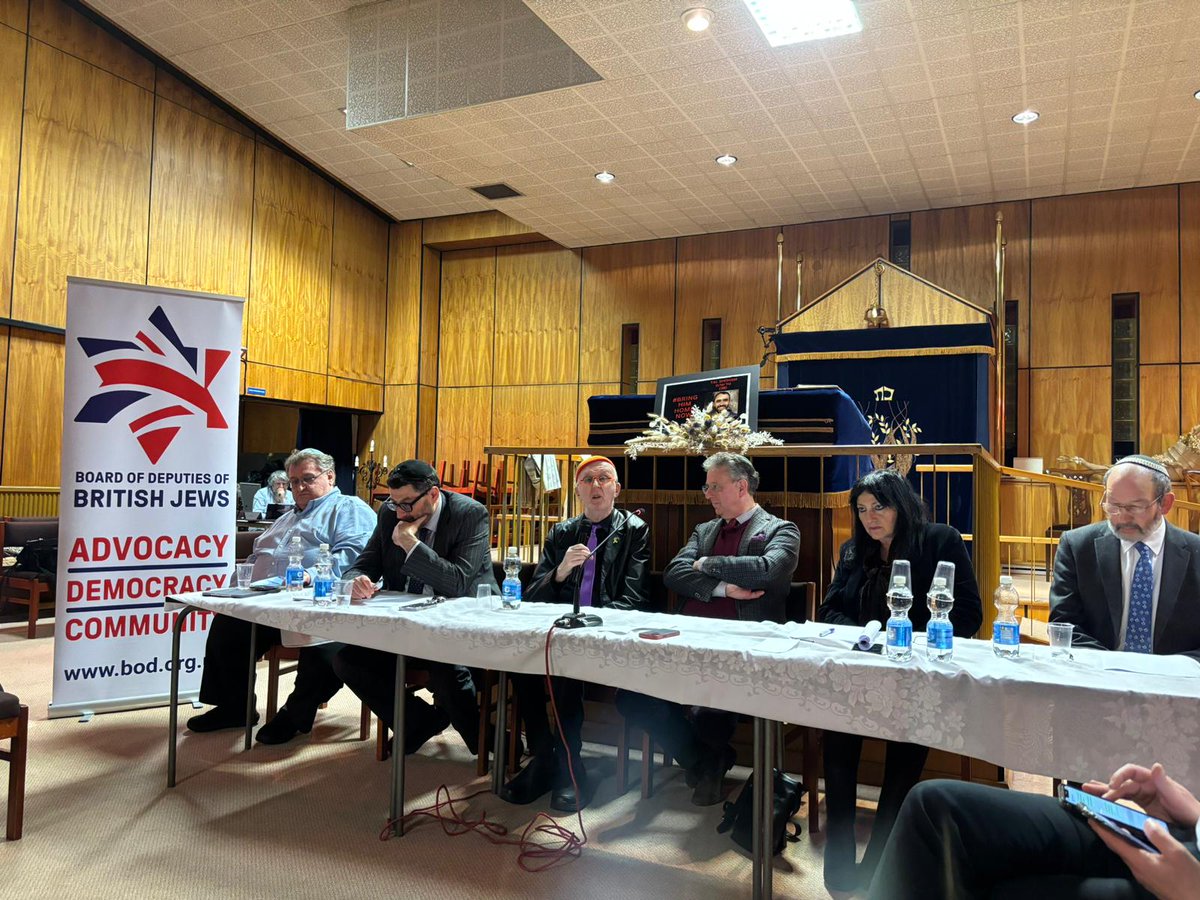 Delighted to be at my sister progressive community @SinaiLeeds last night for @BoardofDeputies Honorary Officers hustings which was brilliantly chaired by @SCynic1 who really is D/deaf aware. #inclusion #Deaf