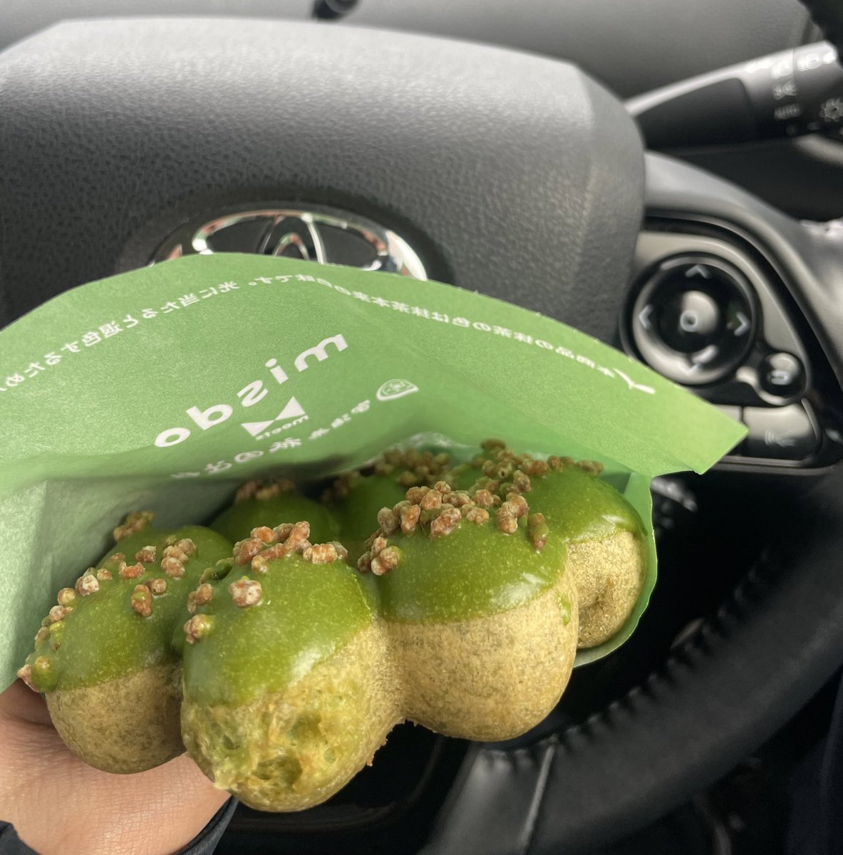 tipsofcoffee's tweet image. 罪深い……
抹茶の香りも上に乗ってるあられも良きです。