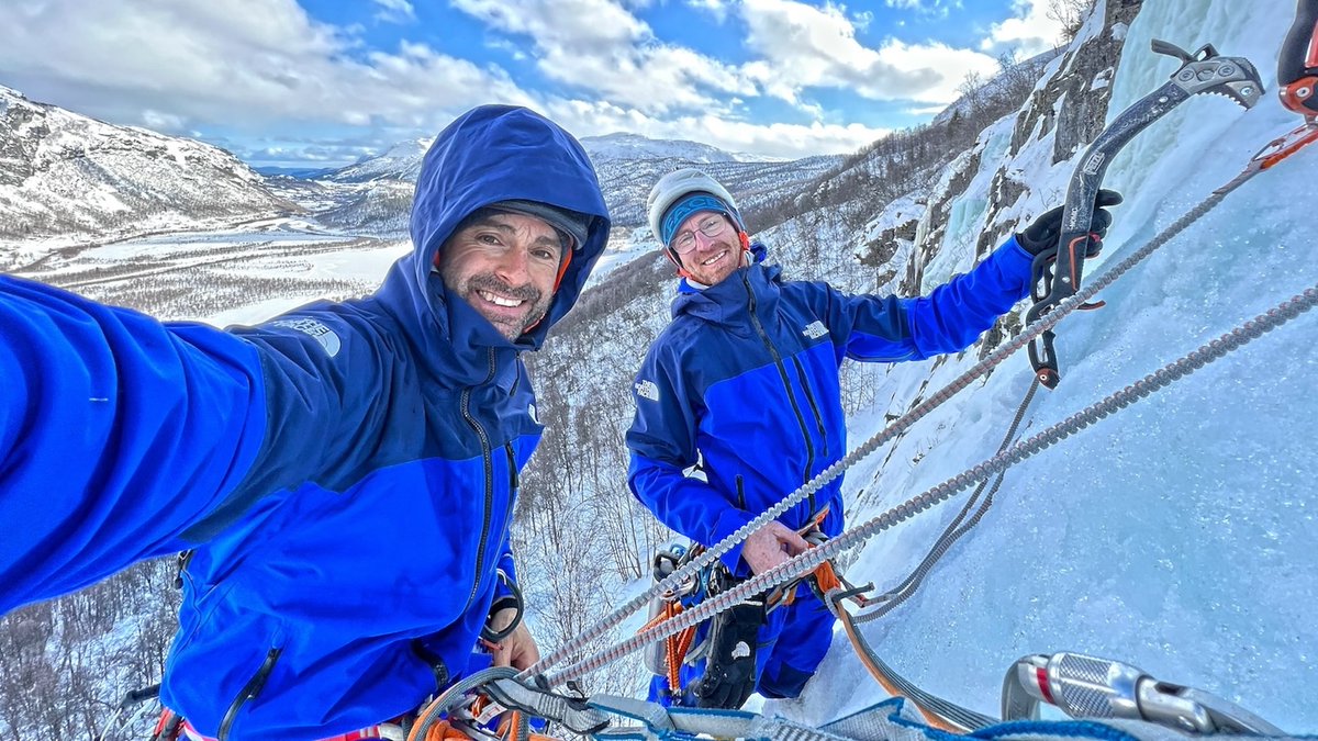 Los @hermanospou se han dado un garbeo por el hielo noruego. En concreto, en Hemsedal. ”Dominar la escalada en hielo es de vital importancia para las grandes montañas en las que te vas a encontrar escalada en roca, hielo, y terreno mixto”.