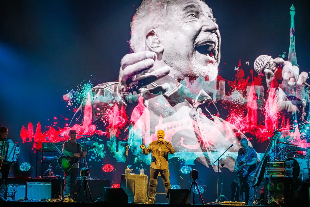 RealSirTomJones's tweet photo. Newcastle you were superb! 🇦🇺✨🙌
📸@musickingdomaus https://t.co/RDhZxl4b60