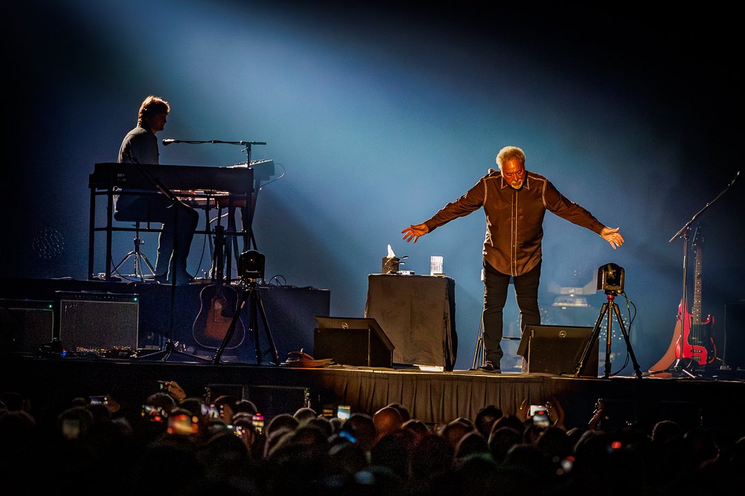 RealSirTomJones's tweet photo. Newcastle you were superb! 🇦🇺✨🙌
📸@musickingdomaus https://t.co/RDhZxl4b60