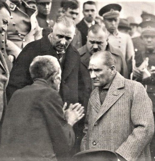 Özgür Özel, 47 yıl sonra birinci parti oldukları Tokat Turhal'da belediye başkanı seçilen Mehmet Erdem Ural'ın; meşhur fotoğrafta Atatürk'ün dinlediği vatandaşın torunu olduğunu söyledi.
