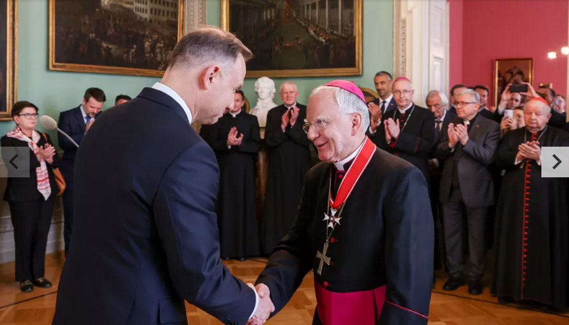 Desia___'s tweet photo. 'Zamiast powiedzenia prawdy o #Paetz i jego ofiarach kolejna feta. Tym razem z udziałem Prezydenta RP Andrzeja Dudy, który przybył do pałacu @AbpJedraszewski aby wręczyć Krzyż Komandorski OOP. No cóż, znów sojusz tronu z ołtarzem stał się ważniejszy od naprawienia krzywd.'@AndrzejDuda 
https://t.co/tKNvKxu1tg