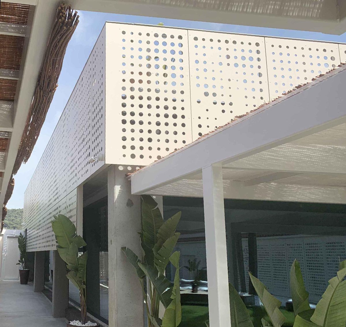 Hotel Monteplaya in Malgrat de Mar shines with Trespa® Meteon® panels in collaboration with La Llotja Arquitectes. Mimicking leaves, these durable panels add beauty and withstand harsh sea weather, thanks to EBC technology. 👉 trespa.com/inspiration/ho…