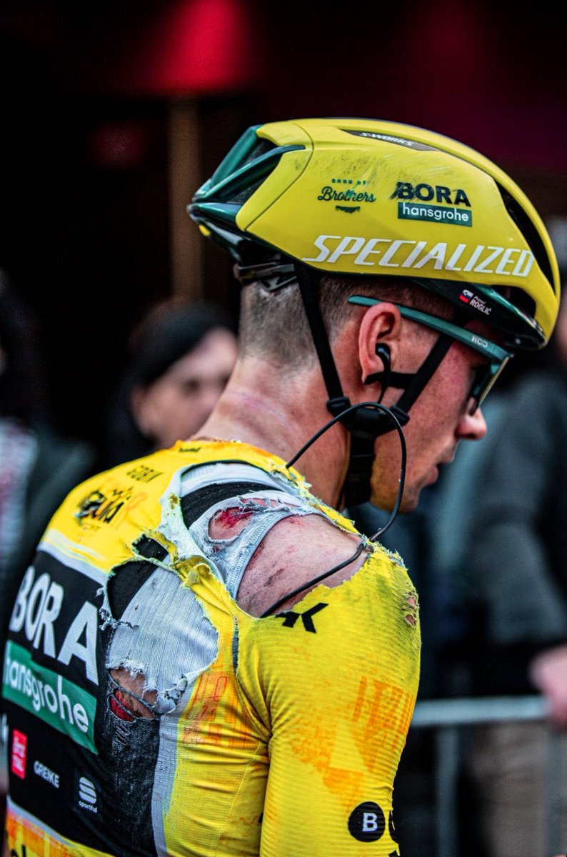 THREAD 

The best photos from the third stage of the Itzulia Basque Country. Enjoy. ❤️#Itzulia2024

All credits to the photographers naikefotosport, ziklix_photo, asier.g.a, enasanjuan &amp; friesoooooo 

1. Primož Roglič when he arrived to the finish line.