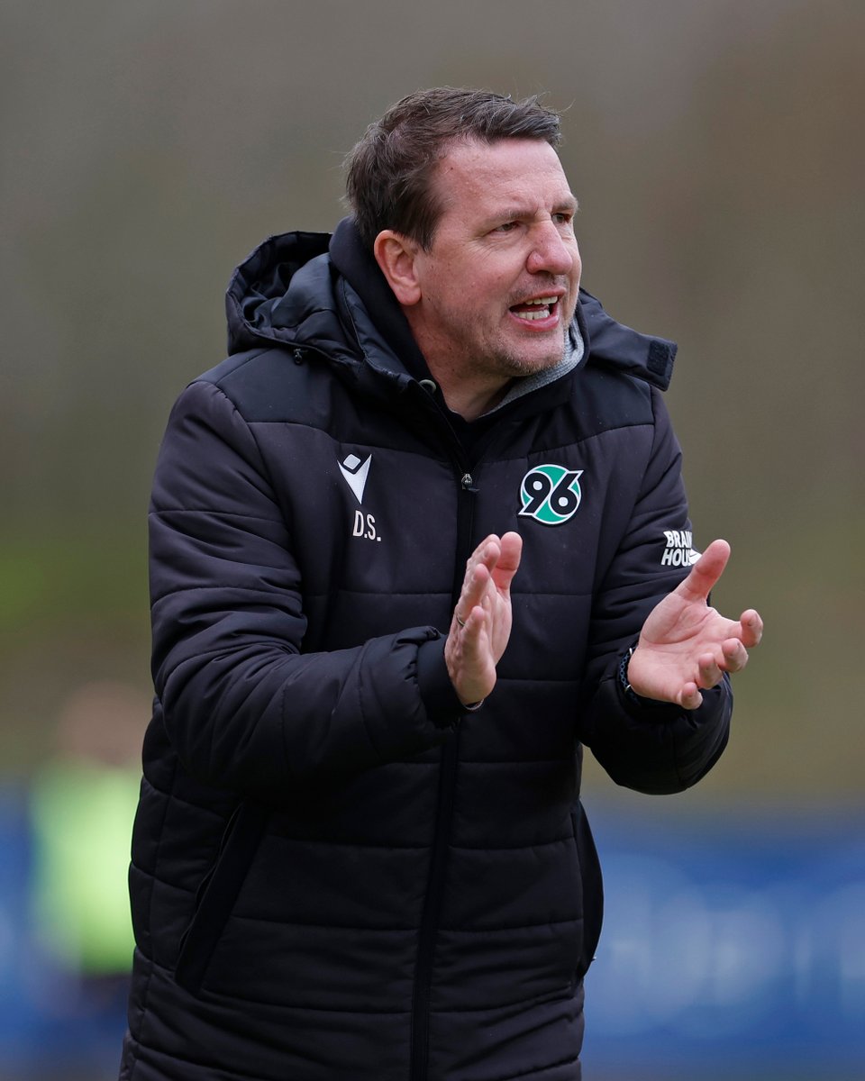 Hannover96's tweet photo. Herzlichen Glückwunsch, Daniel #Stendel! 🥳
Unser #96U23-Trainer feiert heute seinen 50. Geburtstag. Wir wünschen alles erdenklich Gute, beste Gesundheit und weiterhin viel Erfolg mit unseren Roten! 🍀🙌
#96Akademie #H96 #NiemalsAllein ⚫⚪💚 https://t.co/KlMaR9yj7V
