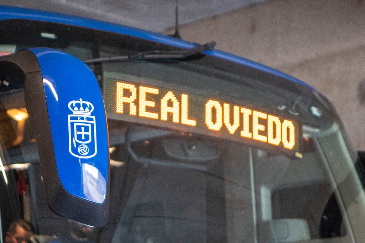 🔛 Ponemos rumbo al Aeropuerto de Asturias para iniciar nuestro viaje a Elche 🛫 🙋🏻‍♂️ ¡Siempre en las mejores manos, @Alsa_autobuses! 🚌💙 #RealOviedo 🔵⚪️