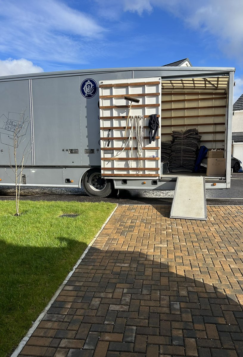 First box emptied and dishwasher on… plus the ☀️ has been kind to us today