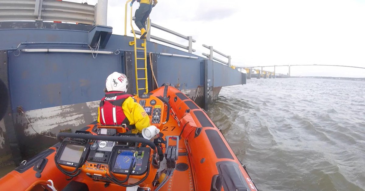 On Wednesday 3 April at 6:33pm, Gravesend RNLI was requested to launch by London Coastguard to a worker who had suffered a possible leg fracture onboard a Ro-Ro Cargo vessel at Purfleet Deep Water Terminal. Read more here rnli.org/news-and-media… #RNLI #savinglivesatsea