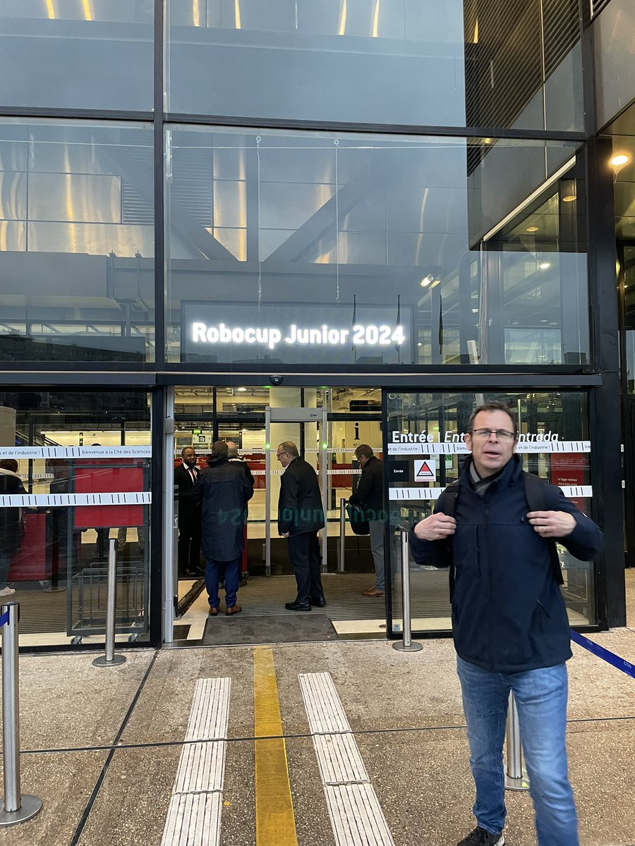 <a href="/RoboCupJuniorFr/">RoboCup Junior France</a> <a href="/RAIledeFrance/">Région académique Île-de-France</a> <a href="/citedessciences/">Cité des sciences et de l'industrie</a> 

800 élèves de la <a href="/RAIledeFrance/">Région académique Île-de-France</a> sont présents à Robocup Junior pour faire la démonstration de leur engagement scolaire collectif 

« Développer une culture de l’engagement pour réaliser ce qui paraît impossible au départ »