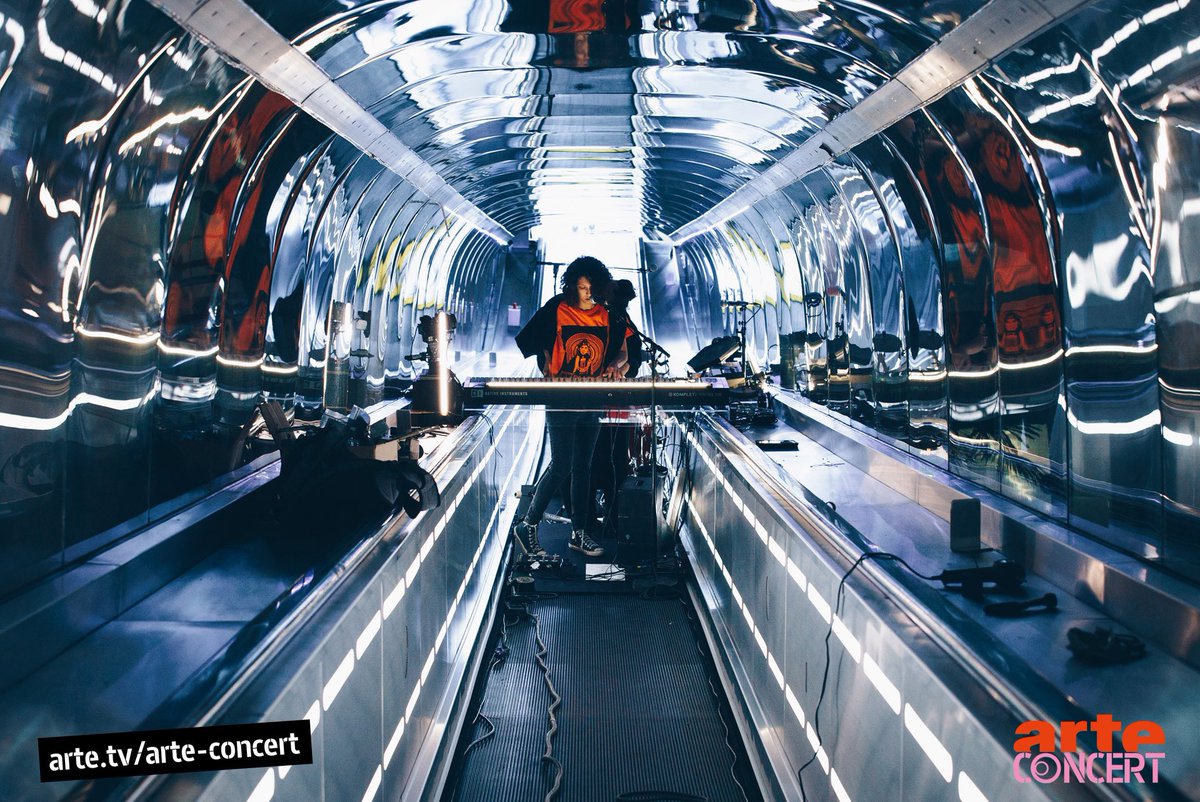 #JeudiPhoto | Souvenez-vous du concert inédit de @LeoniePernet tourné en 2018 dans les célèbres tubes du Terminal 1, aérogare d'exception où se croisent voyageurs et évènements culturels. ✈️🎥 #50ansCDG youtube.com/watch?v=DE96cW… 📸 P. Lapin