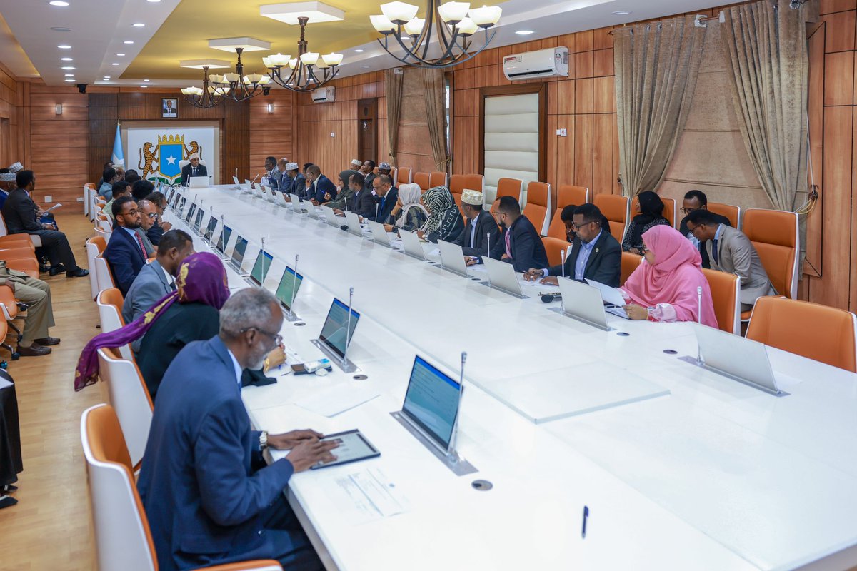 Muqdisho, 04 Abriil 2024:-Golaha Wasiirrada Xukuumadda Jamhuuriyadda Federaalka Soomaaliya oo maanta yeeshay kulankoodii toddaabadlaha ahaa, ayaa ansixiyey soo jeedinta Wasaaradda Amniga Gudaha ee Agaasimaha Hey’adda Nabad Sugidda iyo Sirdoonka Qaranka in uu noqdo Mudane C/laahi…