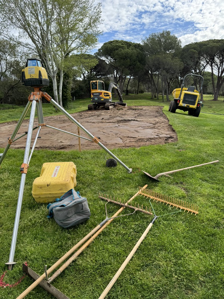 Busy day in France yesterday - lots going on - site walk, reservoir works, paths being installed and tees levelled and renovated. Good work by everyone. 👏🏻👏🏻