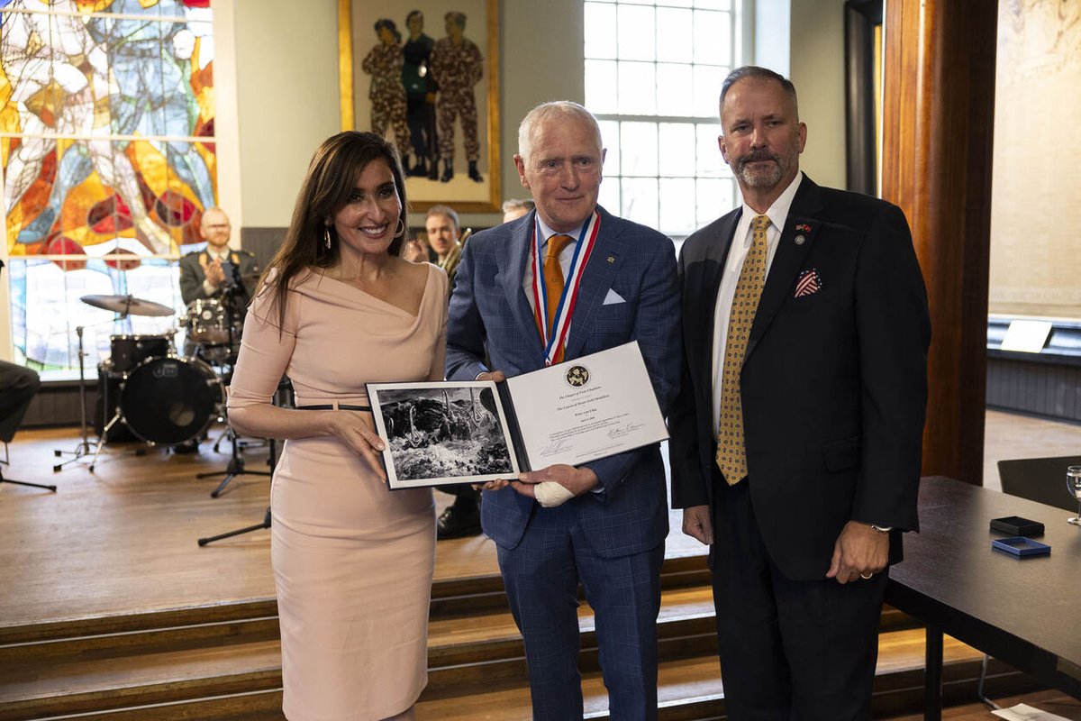 Generaal b.d. van Uhm heeft als eerste Nederlander de Legion of Honor Gold Medal heeft ontvangen. Hij ontving de Amerikaanse onderscheiding voor z'n steun aan militairen met PTSS, z'n bijdragen aan onderwijs en toelichtingen op militaire ontwikkelingen: defensie.nl/actueel/nieuws…