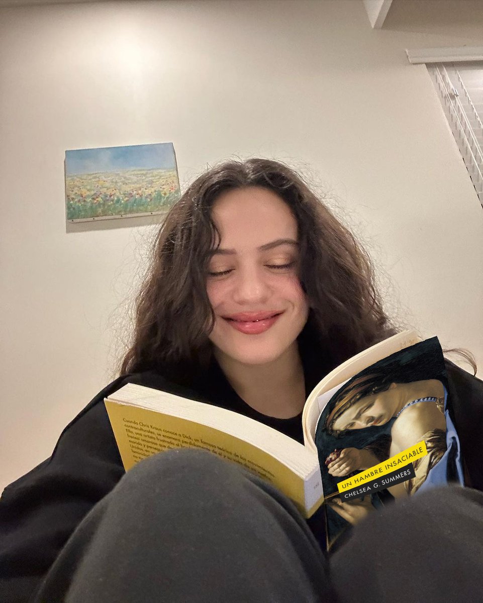 alphadecayed's tweet photo. Que se ha colado en la portada de La Vanguardia el montaje que hicimos de Rosalía leyendo «Un hambre insaciable» de Chelsea G. Summers 🥲 https://t.co/NyZBB1CEhh