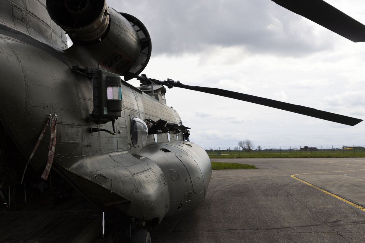 RAF Coningsby photographers caught some great images of a #Chinook visiting from @RAF_Odiham yesterday. Find out more about a career as a @RAFPhotog here: recruitment.raf.mod.uk/roles/roles-fi…