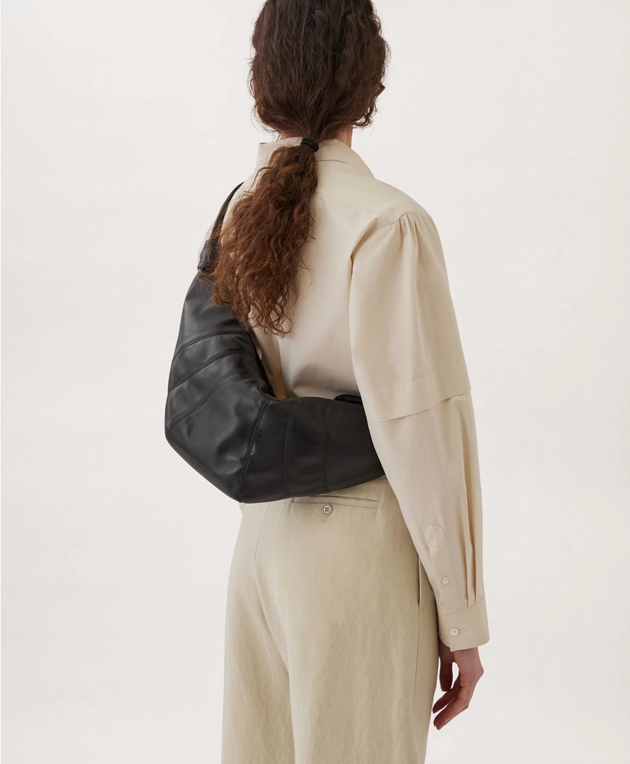 Lemaire 2024 #르메르크루아상백 #르메르크루아상백미듐  블랙 (남녀공용) (출처 : 스마트스토어 > 원더걸 구매대행 | 네이버 스마트스토어) naver.me/Gl7AbovL