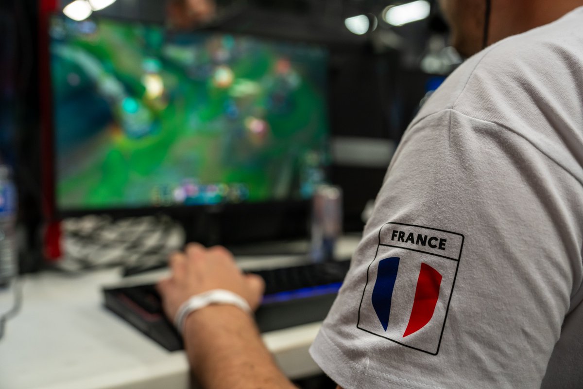 Qui a dit que nos soldats n'aimaient que le terrain 🪖 ? Preuve du contraire avec nos combattants numériques ⚔️🎮 déployés aux côtés de l'@Armee_de_lair, au dernier tournoi d'E-sports @GamersAssembly à Poitiers. Avez-vous reconnu leur espace de bataille 💻 ? #GA2024 #Innovation