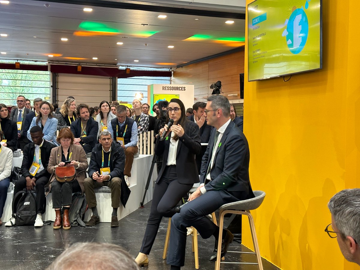 versey_eric's tweet photo. Jour E à La Cité des Congrès de Nantes, c’est parti ! 🌱
En tant que Banque du Climat, @Bpifrance soutient les #entreprises et les industriels dans leur #transition écologique et énergétique, finance les #greentechs et contribue au développement des énergies renouvelables.
Parce que @Bpifrance, c’est aussi une aventure collective, nous avons à coeur d’accompagner nos #entrepreneurs partout en France avec un porte à porte de masse réalisé par nos chargés d'affaires, sur l'ensemble du territoire : depuis 2020, cela représente plus de 6500 entreprises mises en transition !
Notre rendez-vous "Jour E”, qui se déroule cette année à Nantes, en présence de plus de 2000 participants, tous secteurs confondus et venus de toute la France, illustre la prise de conscience et la volonté des #entrepreneurs pour engager leur #transition !
Entrepreneurs, les ateliers et les masterclass pour valoriser votre #TEE commencent maintenant !
@I_Albertalli @NicolasDufourcq @JulienNoronha