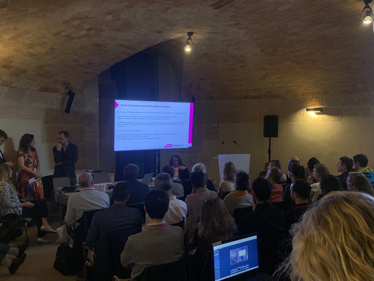 🔊 Début de la session « Mettre la donnée au service des politiques publiques » #FDI24 👉🏻 Découvrez la Formation-action data proposé par Les Interconnectés, @IntercoDeFranc et @France_urbaine 📍 Salle 50