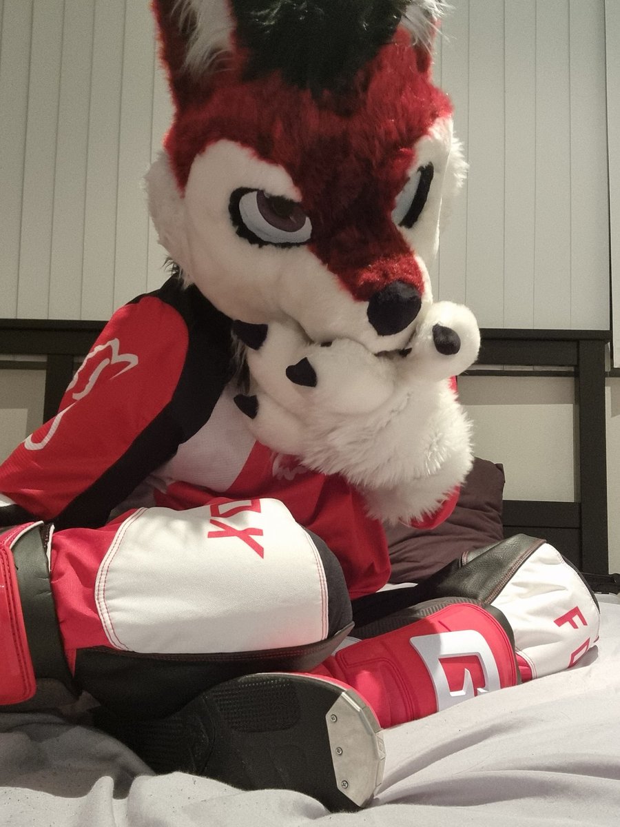 Which of you cuties am I going to see at FurDU this year?
Feel free to message me if you want to hang out... or anything else~ 😘