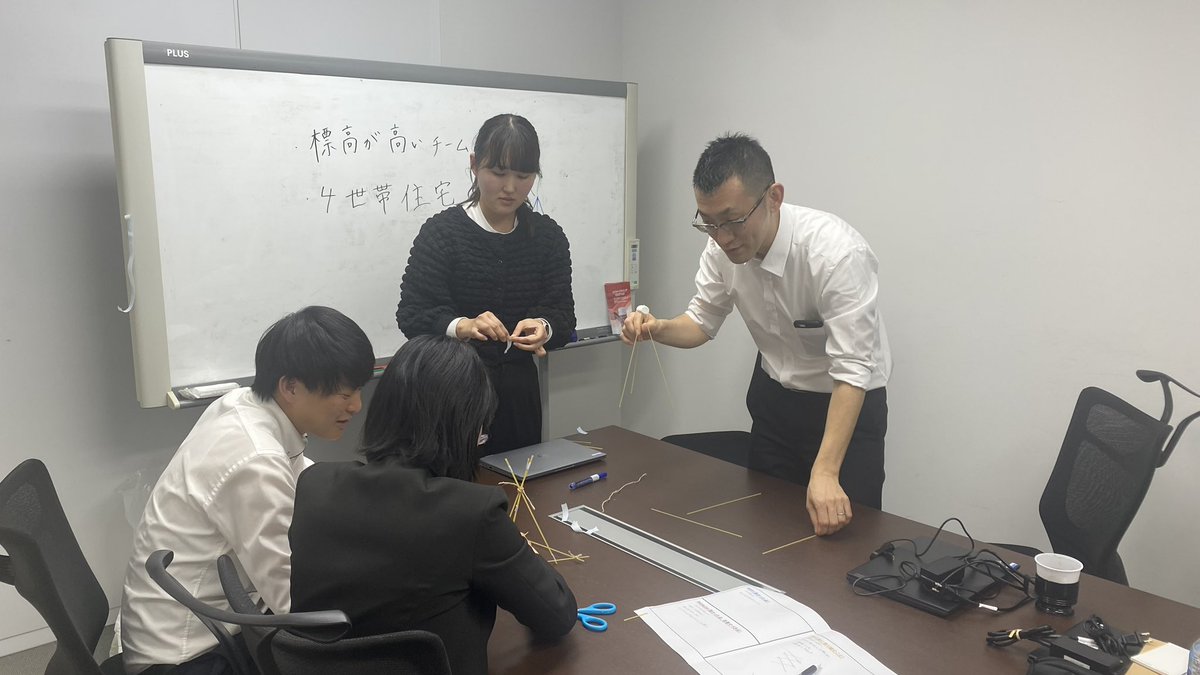 PremedicaSaiyou's tweet photo. 本日もお疲れ様です！
新入社員の皆様は毎日みっちり研修中...
皆様とても積極的に取り組んでくださっていて眩しい🤩

研修の一部のチームビルディングではマシュマロチャレンジを行いました🗼

みんなパスタを握りしめて楽しそうに...
ちなみに何本か折れてました🍝 https://t.co/vUWUSE8Xkb