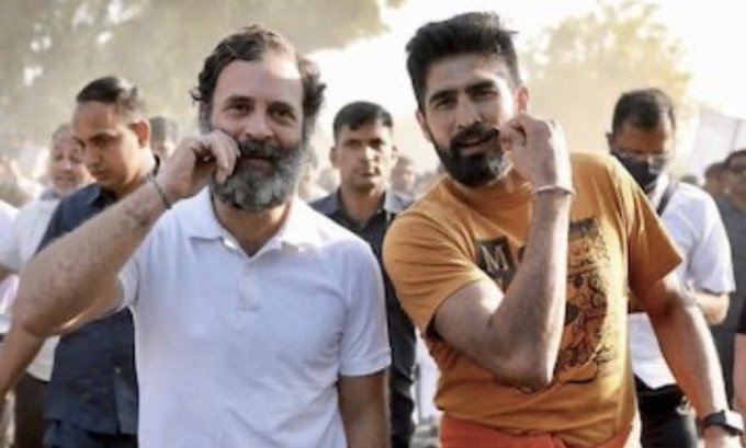 iAtulKrishan1's tweet image. And let us listen to Boxer @boxervijender

मैं राहुल  गांधी का रिट्वीट करके सो गया..उठा तो लगा गलत प्लेटफॉर्म पर हूं

◆ BJP में शामिल होने के बाद बॉक्सर विजेंद्र सिंह ने कहा  

#VijenderSingh | Vijender Singh | #VijendraSingh