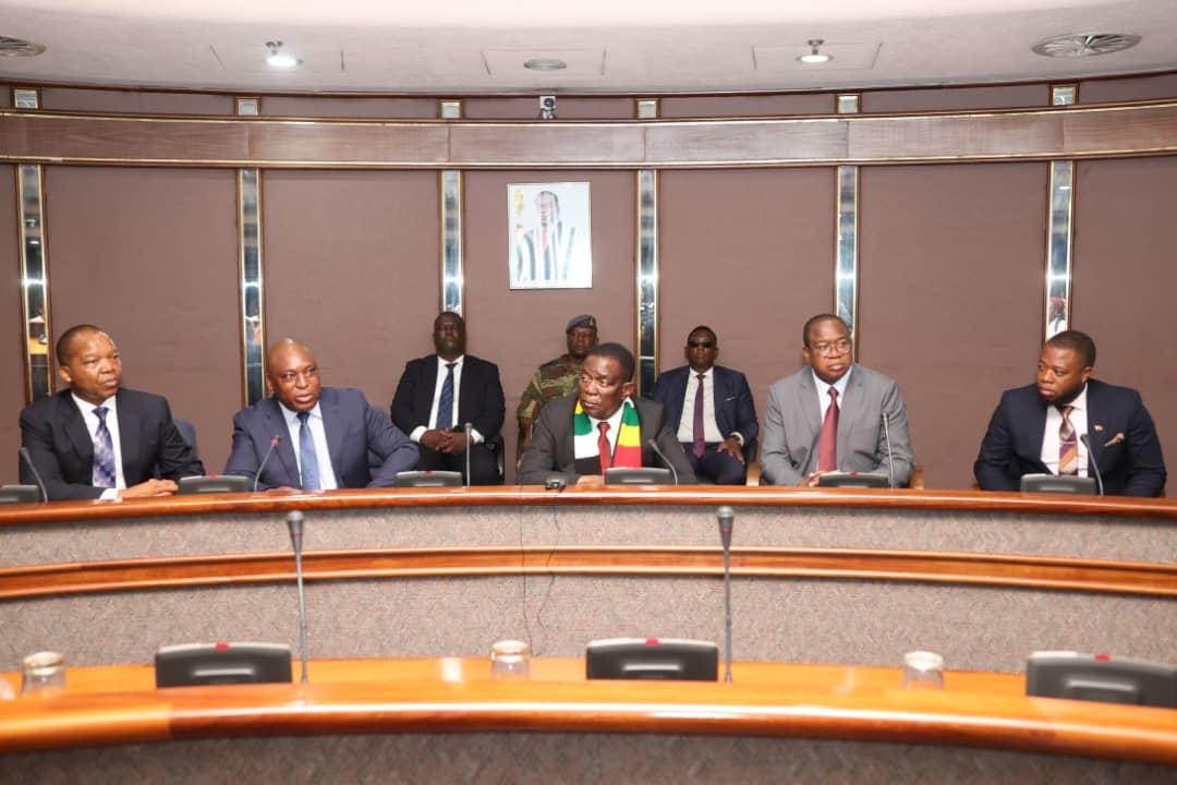 realafrogazette's tweet photo. This morning, President Mnangagwa inspected Zimbabwe's Reserve Bank gold reserves in preparation for tomorrow's monetary policy unveiling and the launch of the structured currency.

📸Believe Nyakudjara | Sunday Mail 

#RTGS #Zimbabwe #StructuredCurrency https://t.co/odBSIb1A6M