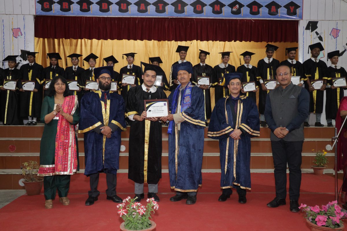 ShSsiliguri's tweet photo. "Graduation Day" 🎓 for the Batch of ISC-2024 was celebrated on 8th February, 2024 in Sacred Heart School. Dr. Pranab Ghosh, an accomplished and celebrated academician, was the chief guest for the day and he blessed the graduates with his good wishes and valuable advice. ❤️🏫👩‍🎓👨‍🎓 https://t.co/joVYp6OOrT