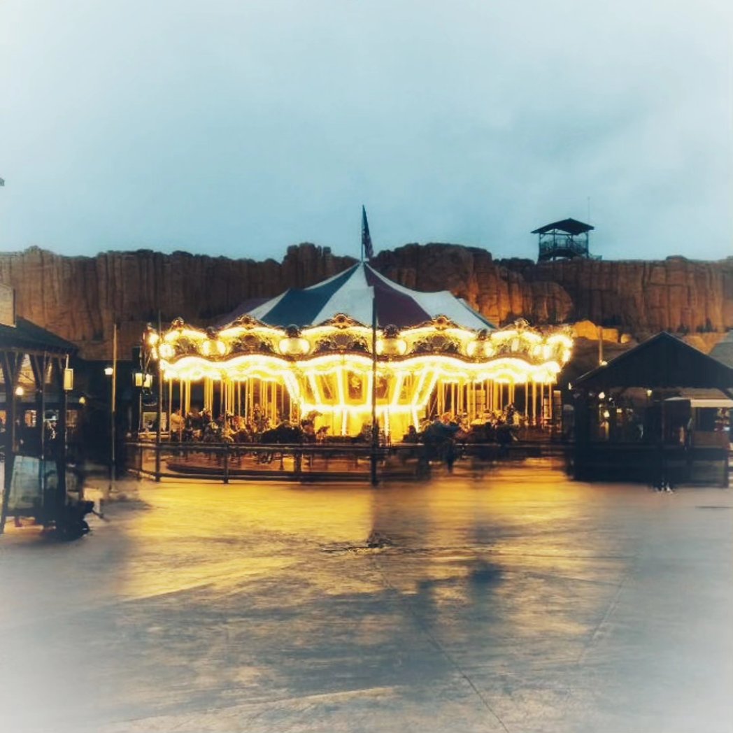 PAWonsunday's tweet photo. Buenos días familia, hoy os traemos una atracción emblemática de @portaventuraworld que tiene un encanto especial, sobretodo por la noche.

El Carousel que más brilla nunca para de girar.

¿Sois más de caballito, bisonte o de carreta? 👀.. 

¡¡Nos vemos en PortAventura!! https://t.co/MUe0ZAGnZR