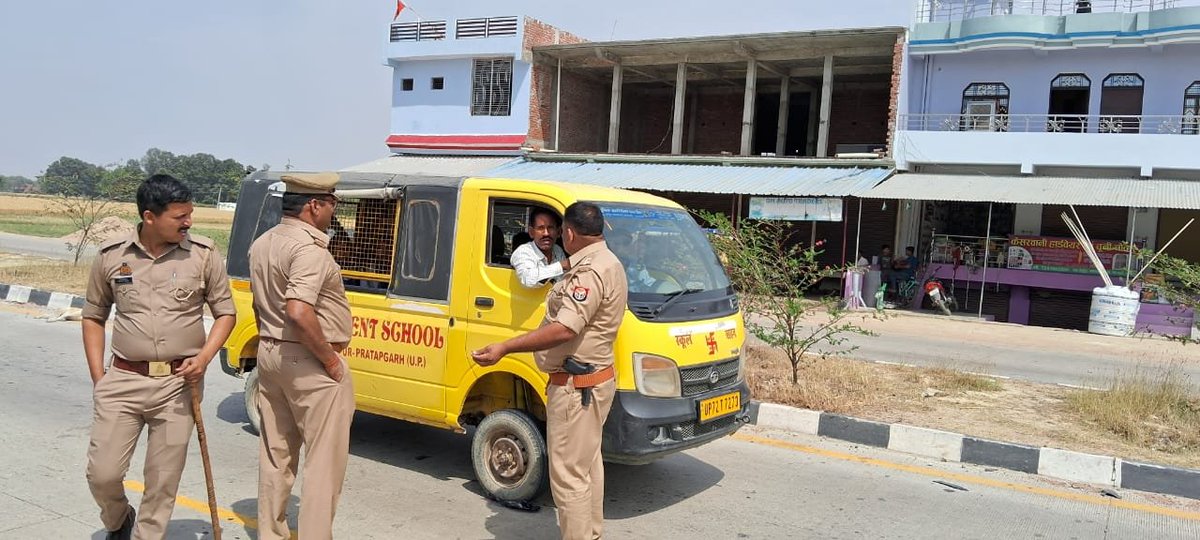 लोकसभा चुनाव के दृष्टिगत PS देल्हुपुर पुलिस द्वारा सड़क दुर्घटनाओं को रोकने एवं इनके प्रभावी नियंत्रण हेतु संदिग्ध व्यक्तियों/ वाहनों की सघन चेकिंग कर काली फिल्म/ राजनैतिक प्रचार सामग्री को हटवाया जा रहा एवं यातायात नियमों का अनुपालन करने हेतु नागरिकों को जागरुक किया जा रहा है।