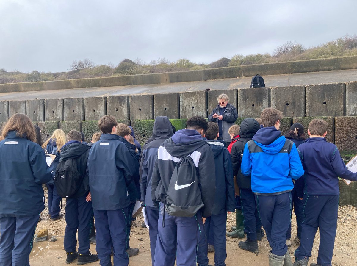 🏖️ Our Year 9 Geographers embarked on an exciting trip to Walton-on-the-Naze! 🌊 From studying erosion and deposition to examining the impact of human activity on coastal landscapes, they gained invaluable first-hand knowledge. #navigatingsuccess #RHSEco