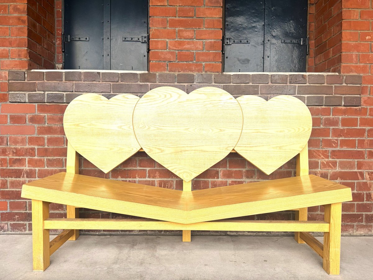 本日4/4は #幸せの日 ❤️

意外と知られていないスポットが、2号館2Fバルコニーの海側にある「幸せの鐘」🔔🔔大切な人と一緒に心を込めて鐘を鳴らせば、きっと願いが叶うはず…🌈

そして「幸せの鐘」の隣には、ハート型のベンチも❤️座面がV字になっていて、二人で座れば自然と寄り添える仕掛けが👀