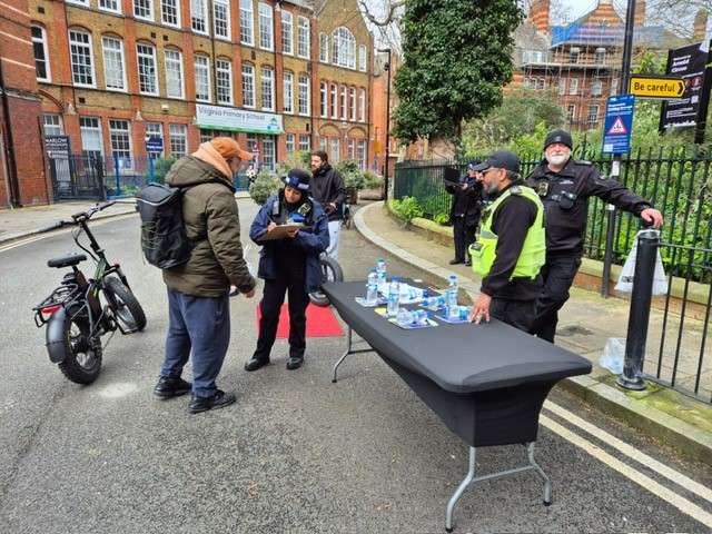 We held a safety surgery yesterday with police in Arnold Circus. Residents could get their bikes marked, hear crime prevention advice, and report their concerns. Find out more about our safety surgeries at: orlo.uk/MGkDq