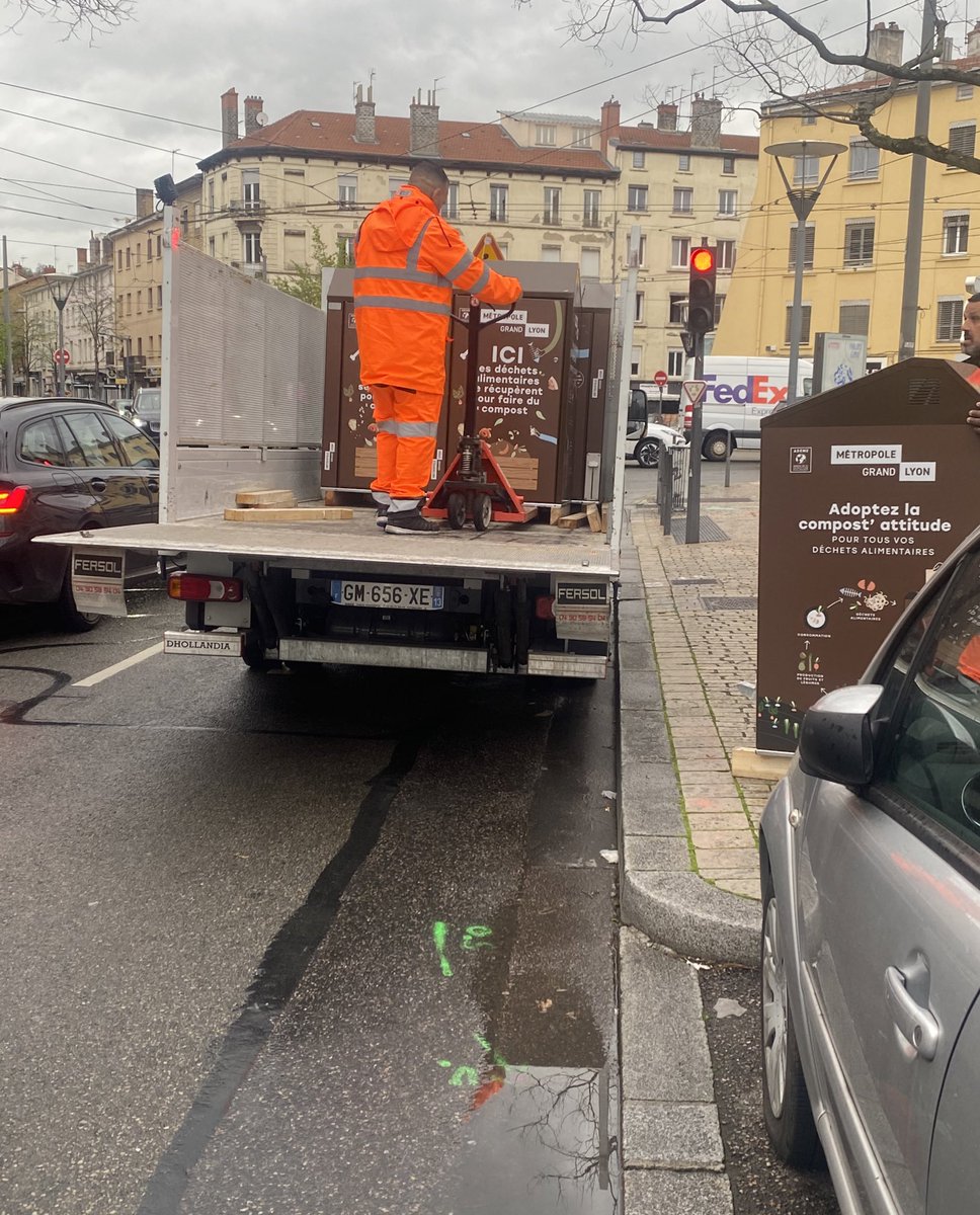 Installation des composteurs en cours dans le 9e arrondissement de #Lyon 🥰