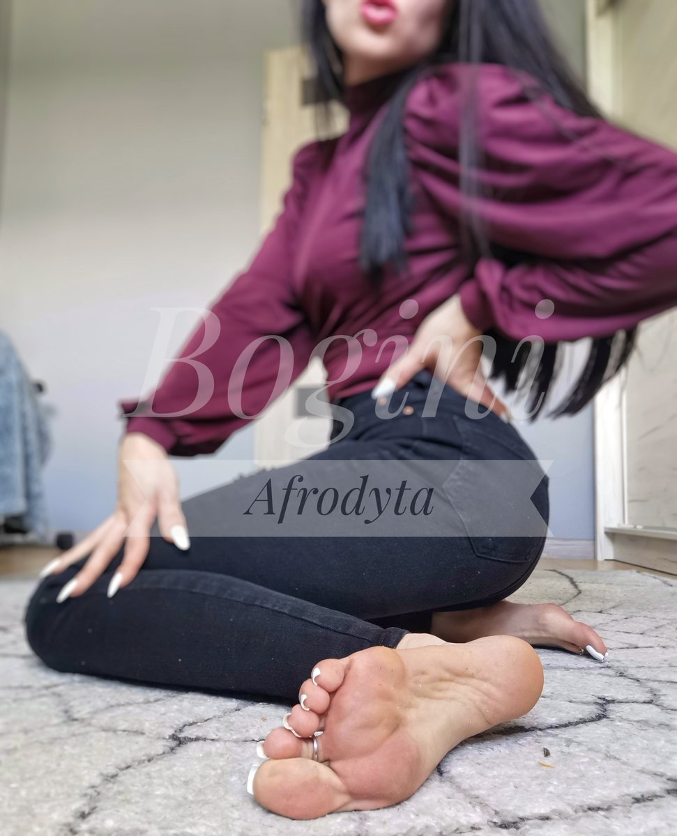 BoginiAfrodyta1's tweet image. Widzisz swój cel tak blisko przed sobą, Moje Boskie stopy👣. 
Już czujesz ich zapach, ale wciąż są tak daleko... 

Odważ się i  bądź dla Mnie zauważalny nieudaczniku 🤭

@rt_feet