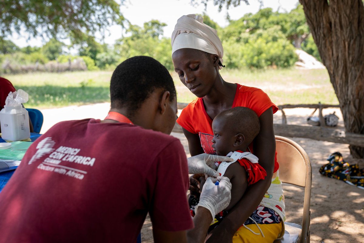 Jorge, 22 anni, vuole diventare nutrizionista ed essere accanto ai bambini colpiti da malnutrizione. Anche lui da piccolo ne ha sofferto. Oggi lavora come agente di salute comunitaria in #Angola, una delle aree più minacciate dalla #siccità. 👉bit.ly/3vLm768