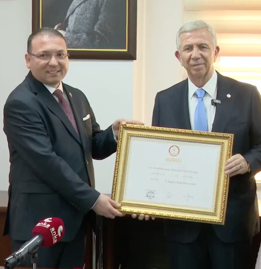 🔴Ankara Büyükşehir Belediye Başkanı Mansur Yavaş mazbatasını aldı.