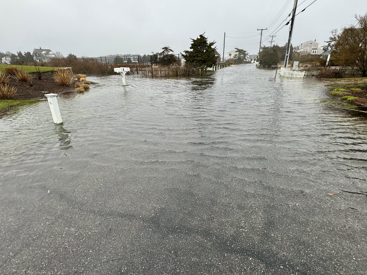 A bit of coastal flooding in Centerville this morning. When “street” turns into “river”. #capecod @capecodweather @ericfisher @SurfSkiWeather @xplorenantucket @evezuckoff @cctphotographer @bpdesilets @4SeasIceCream