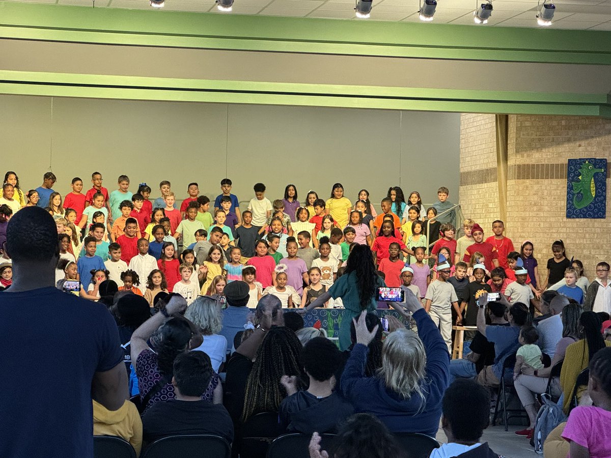 gracesimonmusic's tweet photo. Amazing turnout for the 2nd Grade Musical, GO FISH! @BangElementary families show up &amp; show out!! https://t.co/vMMNXIVCQJ